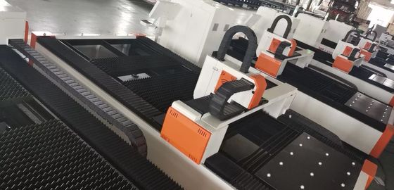 1500*3000 mm HIWIN 3-Achsen-Konfiguration Faserlaserschneidemaschine mit 3000W Ausgang